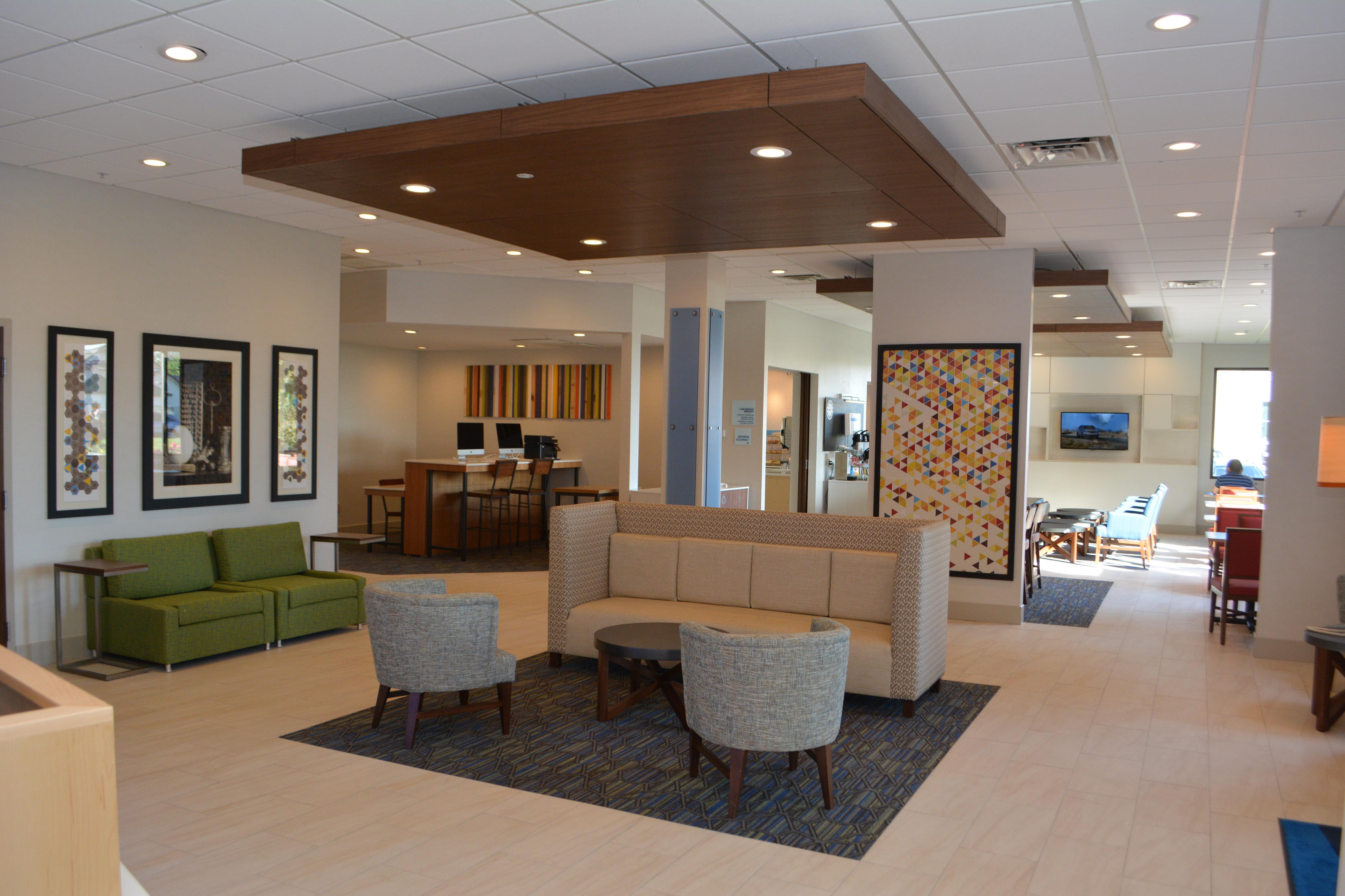 Holiday Inn Express & Suites Waterville - North By Ihg Bagian luar foto