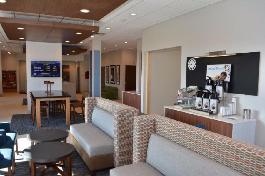 Holiday Inn Express & Suites Waterville - North By Ihg Bagian luar foto